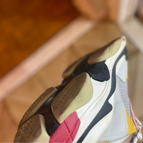 Balenciaga White Sneakers - Picture 3 of 9